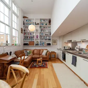Charming 1 Bedroom In Old School House Apartment London